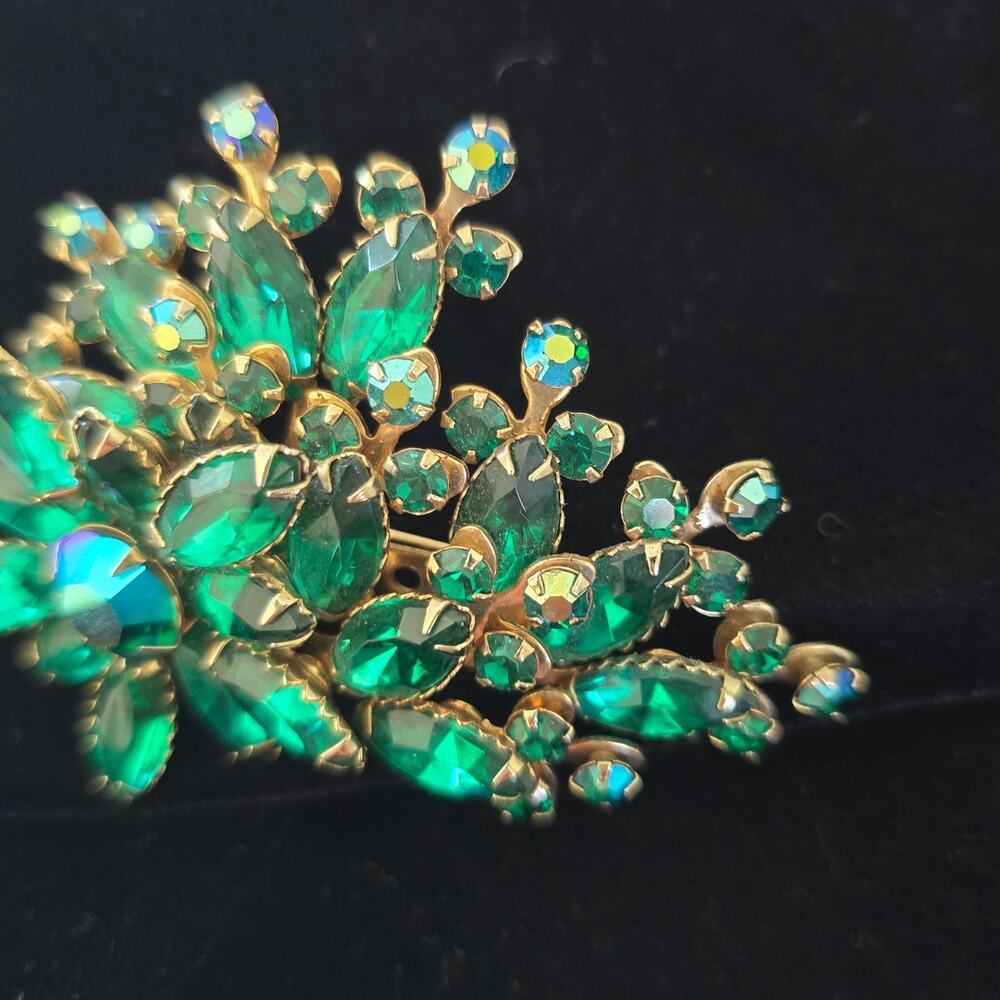 Vintage Brooch Emerald Green Aurora Borealis Rhinestone Floral Mid Century Glam - Picture 11 of 13